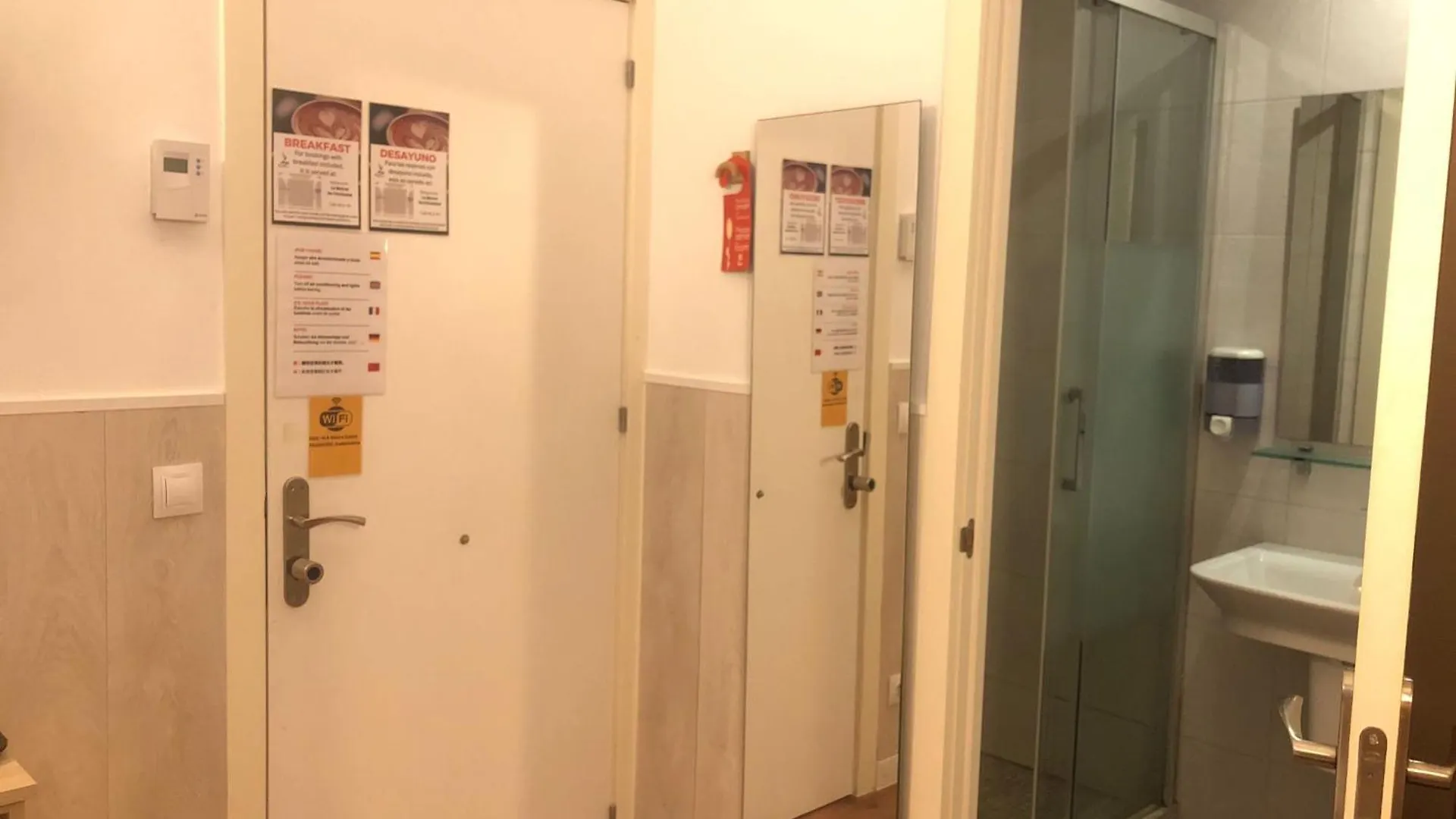 Hostal Live Natura Barcelona (Adults Only) 2*,  Hiszpania